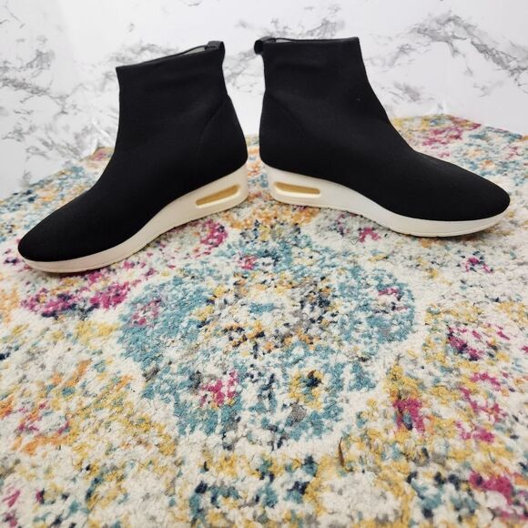DKNY Black & White Slip On Sock Style Wedge Booties Size 9m - Picture 4 of 11